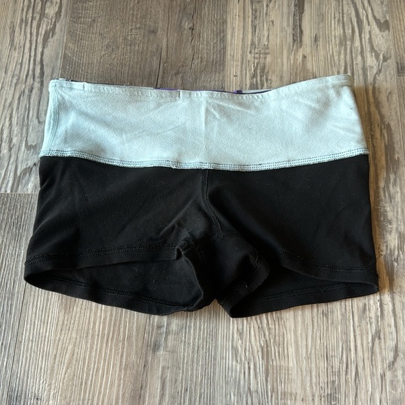 Lululemon shorts - Picture 5 of 8